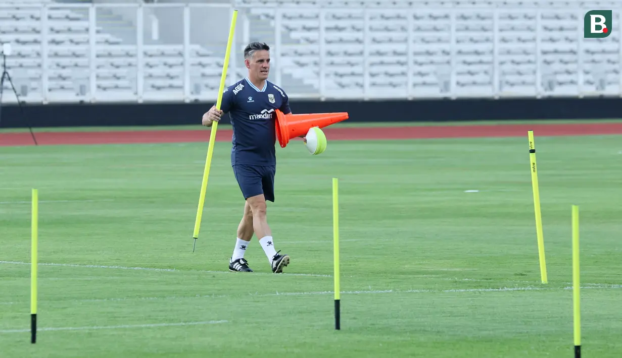 Pelatih Timnas Indonesia, John Herdman, tampak sibuk menyiapkan perlengkapan sebelum latihan perdana di Stadion Madya, GBK, Jakarta, Selasa (24/3/2026). (Bola.com/M. Iqbal Ichsan)