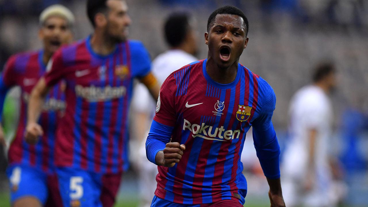 Foto: Federico Valverde Hentikan Kejaran Gol Penyeimbang Barcelona atas Real Madrid di Laga El Clasico Piala Super Spanyol