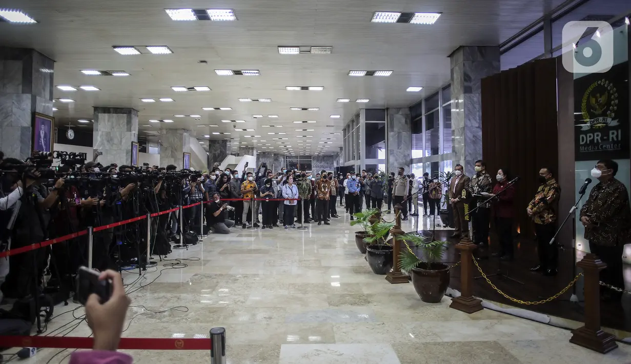 Suasana saat Ketua DPR Puan Maharani menyampaikan keterangan pers terkait pergantian Wakil Ketua DPR Azis Syamsuddin di Media Center DPR, Jakarta, Rabu (29/9/2021). Partai Golkar memilih Lodewijk F. Paulus untuk menjadi Wakil Pimpinan DPR RI menggantikan Azis Syamsuddin. (Liputan6.com/Johan Tallo)