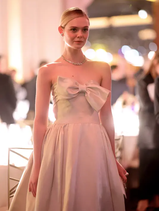 Gaun strapless off-white itu menjuntai di lantai menampilkan garis leher dengan detail pita besar  dan rok gaun pesta. (Matt Winkelmeyer/Getty Images/AFP)