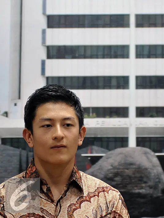 Pembalap Rio Haryanto saat jumpa pers di Kementerian Pemuda Dan Olahraga, Senayan, Jakarta, Rabu (27/1). Rio mendapatkan dana sebesar Rp100 milliar dari Kemenpora untuk melaju ke ajang Formula One (F1) 2016. (Liputan6.com/Johan Tallo)