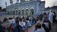 Umat Muslim berbuka puasa selama bulan suci Ramadhan di sebuah masjid, di Rawalpindi, Pakistan, Rabu (14/4/2021). Bulan Ramadhan ditandai dengan berpuasa setiap hari dari fajar hingga matahari terbenam. (AP Photo/Anjum Naveed)