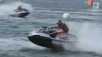 Atlet Jetski Indonesia, Aero Sutan Aswar saat Final Moto4 Jetski kelas Runabout Limited Asian Games di Pantai Ancol, Jakarta, Jumat (24/8). Aero Sutan harus puas dengan medali perak, emas diraih Allanjawi dari UAE. (Liputan6.com/Helmi Fithriansyah)