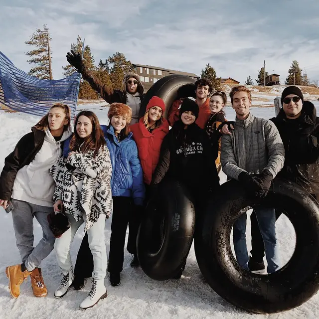Selena Gomez, Austin North (berbaju abu-abu) dan kawan-kawan (Instagram/ austinnorth55 - https://www.instagram.com/p/BrjJI9IA7nW/)