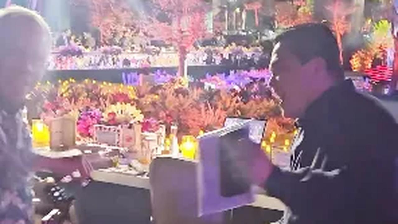 Sosok pria yang kerap disapa menteri multitalenta itu lantas bergoyang di tengah keramaian para hadirin.