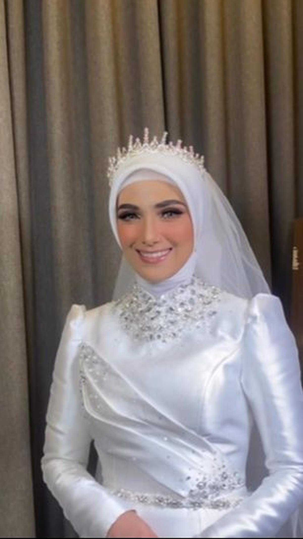 Ini gaya Nadya saat resepsi.