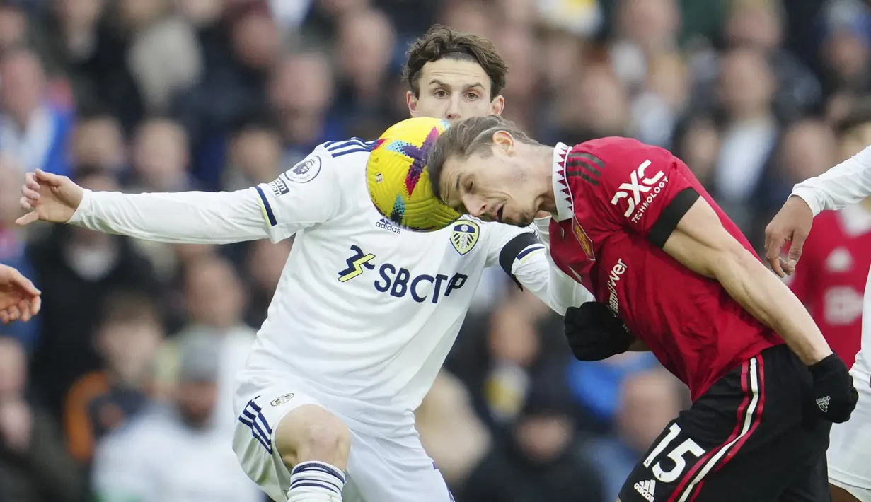 Gelandang Manchester United, Marcel Sabitzer berebut bola dengan pemain Leeds United, Brenden Aaronson selama pertandingan Liga Premier Inggris di Elland Road, Leeds, Inggris, Minggu (12/2/2023). Leeds di urutan ke-17 atau satu strip dari zona degradasi dengan 19 poin dari 22 laga. (AP Photo/Jon Super)