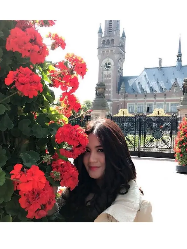 6 Pesona Cornelia Agatha yang Awet Muda di Usia 46 Tahun, Tak Menua
