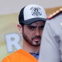 Renata berjalan menuju ke dalam dengan membawa tas ransel dan tas coklat muda. Ia berjalan dengan mengenakan kacamata hitam. Tidak banyak kata terucap, ia hanya mengaku membawakan baju dan makanan untuk sang suami. (Nurwahyunan/Bintang.com)