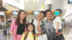 Inilah potret Ruben dan Sarwendah terlihat kompak mendamping anak-anak. Setelah sekian lama tak tampil bareng, kebersamaan ini membuat lega netizen. (Liputan6.com/IG/@sarwendah29)
