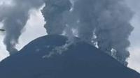 Gunung Lewotobi Laki-laki sedang mengeluarkan abu vulkanik (Liputan6.com/Ola Keda)