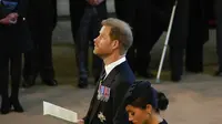 Meghan Markle dan Pangeran Harry dalam prosesi persemayaman Ratu Elizabeth II di Westminster Hall, 14 September 2022. (Foto: AP Photo/Gregorio Borgia, Pool)