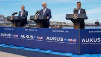 PM Inggris Rishi Sunak, PM Australia Anthony Albanese, dan Presiden AS Joe Biden dalam konferensi pers mengumumkan kesepakatan pembangunan&nbsp;kapal selam bertenaga nuklir (SSN) di bawah pakta AUKUS. (Dok. Instagram/@potus)