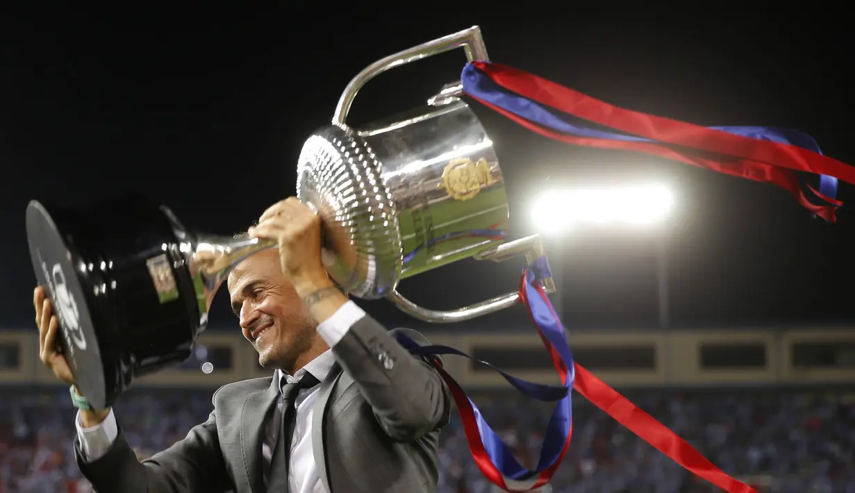 Pelatih Barcelona, Luis Enrique, mengangkat trofi Copa Del rey usai mengalahkan Alaves pada laga final di Stadion Vicente Calderon, Madrid, Sabtu (27/5/2017). Barcelona menang 3-1 atas Alaves. (AP/Daniel Ochoa)