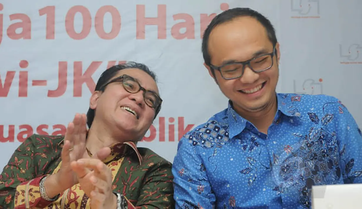 Politisi Golkar Tantowi Yahya berbincang dengan Direktur Eksekutif Charta politika Yunarto Wijaya (kanan) di sela-sela pemaparan hasil survei LSI di Jakarta, Senin (2/2). (Liputan6.com/Herman Zakharia)