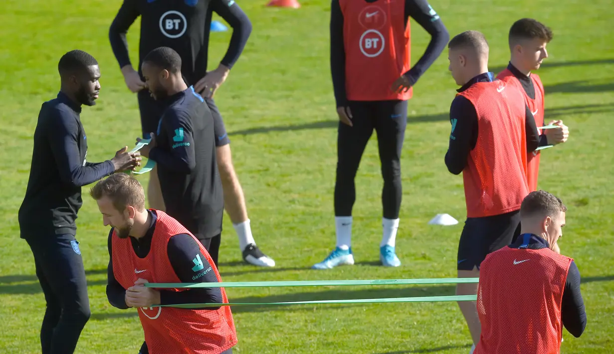 Striker Inggris Harry Kane (kiri) bersama rekan setimnya berlatih jelang menghadapi Bulgaria dalam lanjutan penyisihan Grup A kualifikasi Euro 2020 di Praha, Republik Ceko, Minggu (13/10/2019). The Three Lions berpeluang memastikan tiket ke Euro 2020 saat menghadapi Bulgaria. (Michal CIZEK/AFP)