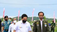 Menteri BUMN Erick Thohir mendampingi Presiden Joko Widodo dalam peresmian pabrik biodiesel milik PT Jhonlin Agro Raya di Kalimantan Selatan (dok: Muchlis Jr - Biro Pers Sekretariat Presiden)