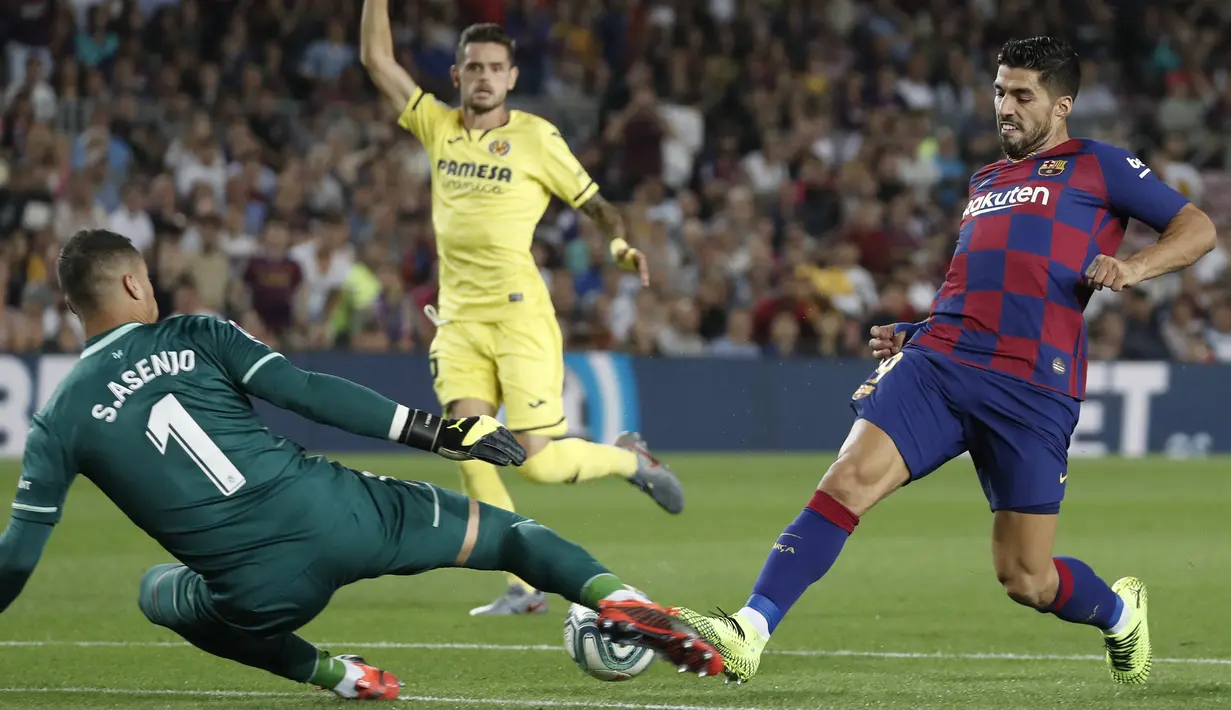 Penyerang Barcelona, Luis Suarez berusaha memasukan bola ke gawang Villareal yang dijaga kiper Sergio Asenjo selama pertandingan lanjutan pertandingan La Liga di Camp Nou, Rabu (25/9/2019). Barcelona menang tipis atas Villareal 2-1. (AP Photo/Joan Monfort)