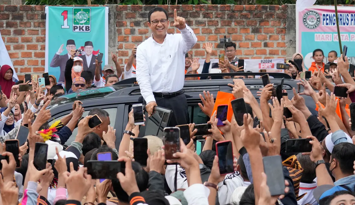 Calon Presiden nomor urut 1, Anies Baswedan menyapa para pendukungnya dalam rapat umum kampanyenya di Bandar Lampung, Indonesia, Minggu, 14 Januari 2024. (AP Photo/Achmad Ibrahim)