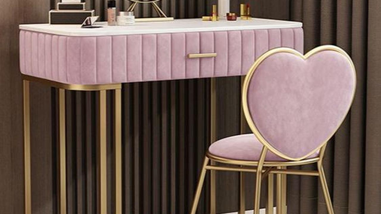 4.&nbsp;Model Meja Rias Modern Serba Pink Velvet