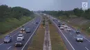 Sejumlah kendaraan melintasi Jalan Tol Cipali di kawasan Majalengka, Jawa Barat, Sabtu (8/7). Diberlakukannya sistem satu arah atau one way menyebabkan jalur Trans Jawa dari arah Palimanan menuju Cikampek ramai lancar pada H+3 Lebaran. (Liputan6.com/Immanuel Antonius)