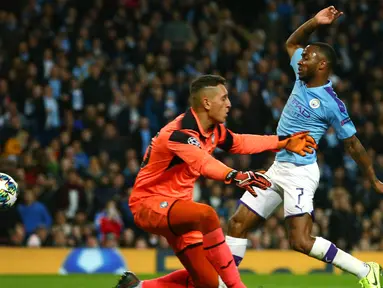 Pemain Manchester City Raheem Sterling (kanan) mencetak gol ke gawang Atalanta saat bertanding pada laga Liga Champions di Stadion Etihad, Manchester, Inggris, Selasa (22/10/2019). Manchester City menang 5-1 dengan tiga gol Raheem Sterling dan dua dari Sergio Aguero. (AP Photo/Dave Thompson)