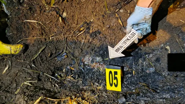 Tim Inafis Polres Malang mengevakuasi dan memeriksa lokasi penemuan mayat perempuan terbakar di kebun tebu di Gedangan, Malang.