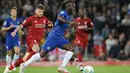 Gelandang Chelsea, Victor Moses mengiring bola dari kejaran bek Liverpool, Alberto Moren saat bertanding pada babak ketiga Piala Liga Inggris di stadion Anfield (26/9). Chelsea berhasil mengalahkan Liverpool 2-1. (AP Photo/Rui Vieira)