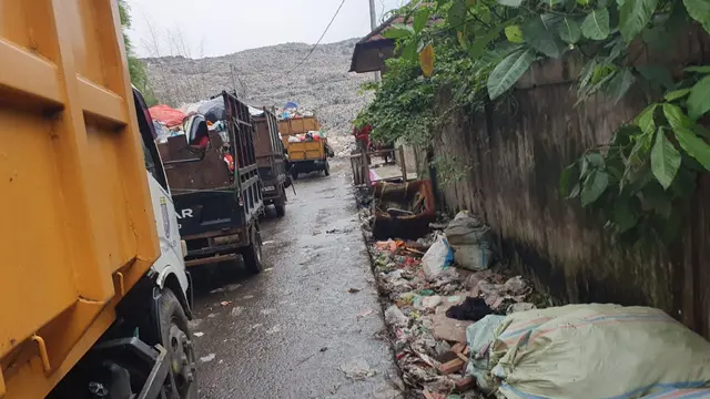 Sejumlah truk sampah tampak mengantri memasuki TPA Cipayung akibat longsor gunungan sampah, Cipayung, Depok.