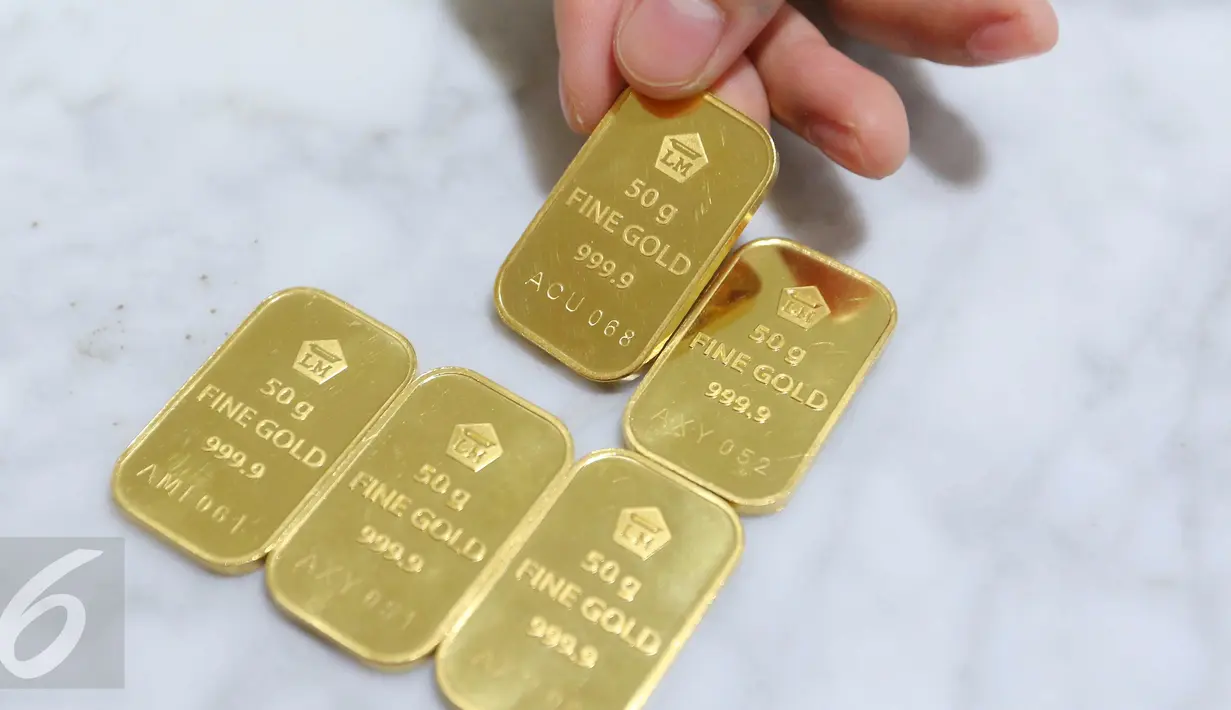 Harga jual emas batangan Antam ukuran satu gram dibanderol di harga Rp 599.000 per gram, Jakarta, Senin (10/10). Jumlah itu tidak mengalami perubahan dari harga perdagangan akhir pekan kemarin, yakni Rp 599.000 per gram. (Liputan6.com/Angga Yuniar)