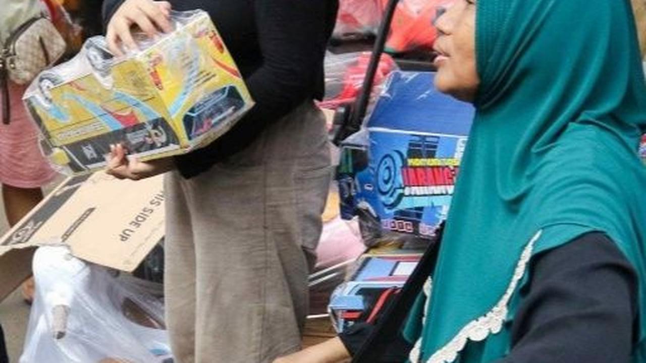 Karena pasar Gembrong dikenal dengan berbagai macam mainan yang dijualkan dengan harga yang terjangkau. Foto: liputan6.com / Herman Zakharia<br>