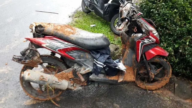 Longsor menyeret seorang wanita pegawai bank yang tengah melintas menggunakan sepeda motor di Gunung Lurah, Cilongok, Banyumas. (Foto: Liputan6.com/Tagana Banyumas)