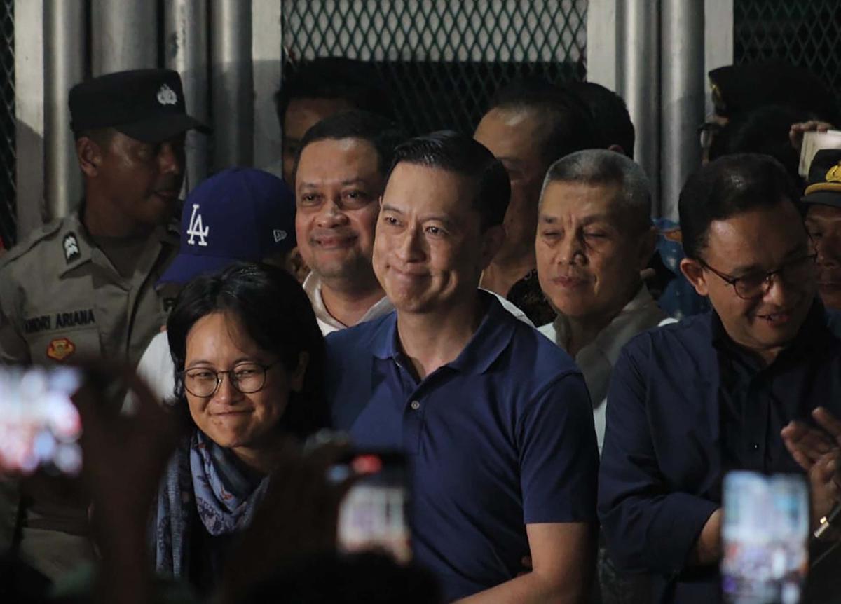 FOTO: Abolisi dari Presiden, Tom Lembong Resmi Tinggalkan Jeruji Besi