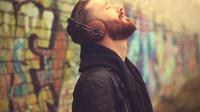 Ilustrasi pria sedang mendengarkan musik. (Foto: Shutterstock)