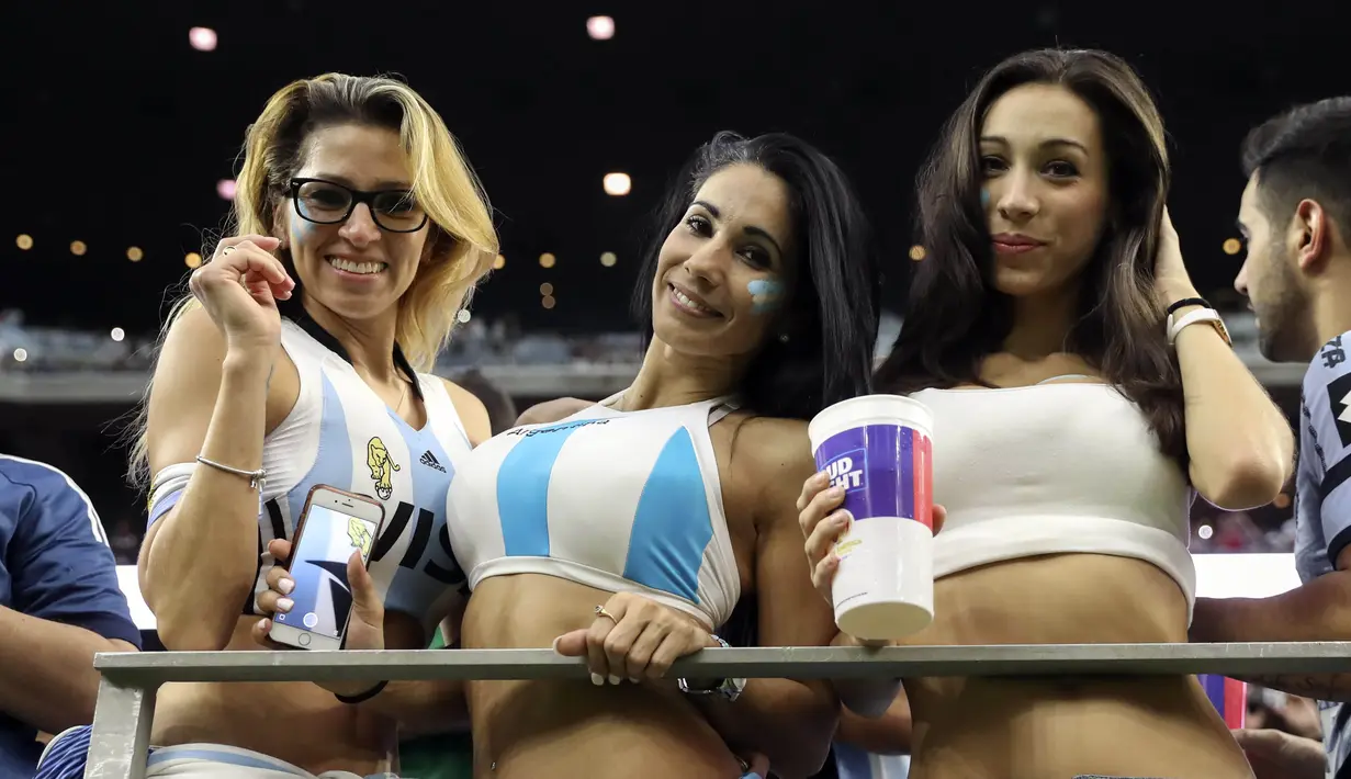 Suporter Argentina ikut merayakan kemenangan timnya atas Amerika Serikat  pada laga semifinal Copa America Centenario 2016 di Stadion NRG, Houston,Texas, Rabu (22/6/2016) WIB. (Mandatory Credit: Kevin Jairaj-USA TODAY Sports)