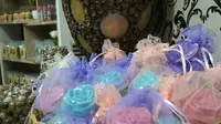 Hasil produksi garam petambak Cirebon berhasil diolah menjadi beragam produk kosmetik termasuk pengharum ruangan oleh warga Cirebon. Foto (Liputan6.com / Panji Prayitno)