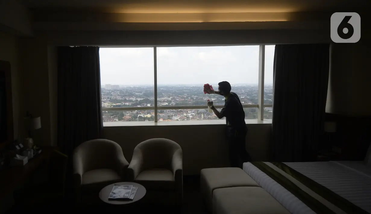 Pegawai melakukan penyemprotan disinfektan di kamar Hotel Grand Whiz Poins Simatupang, Jakarta, Kamis (16/4/2020). Hotel ini menyediakan paket isolasi mandiri untuk mendukung program pembatasan sosial berskala besar (PSBB) di tengah pandemi virus corona COVID-19. (merdeka.com/Dwi Narwoko)