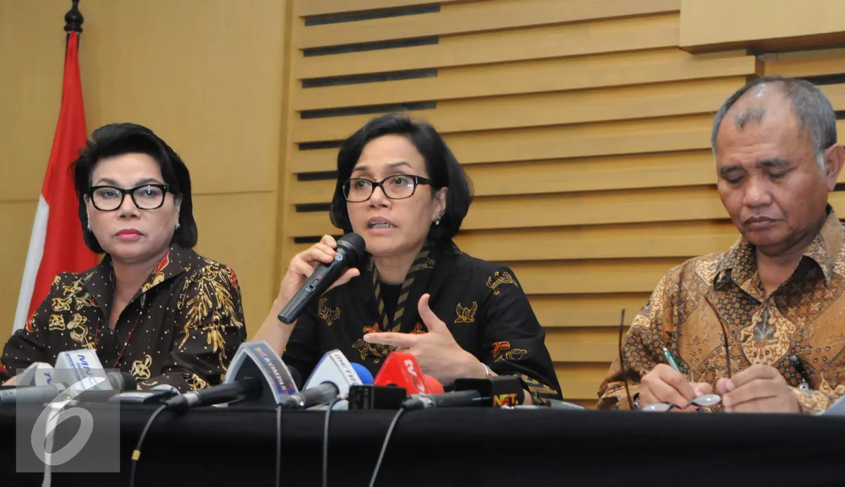 Menkeu Sri Mulyani (tengah) memberikan keterangan pers di KPK terkait OTT Ditjen Pajak, Jakarta, Selasa (22/11). KPK mengamankan uang 148,500,000 Dolar Amerika atau senilai 1,9 milyar dalam OTT tersebut. (Liputan6.com/Helmi Afandi)