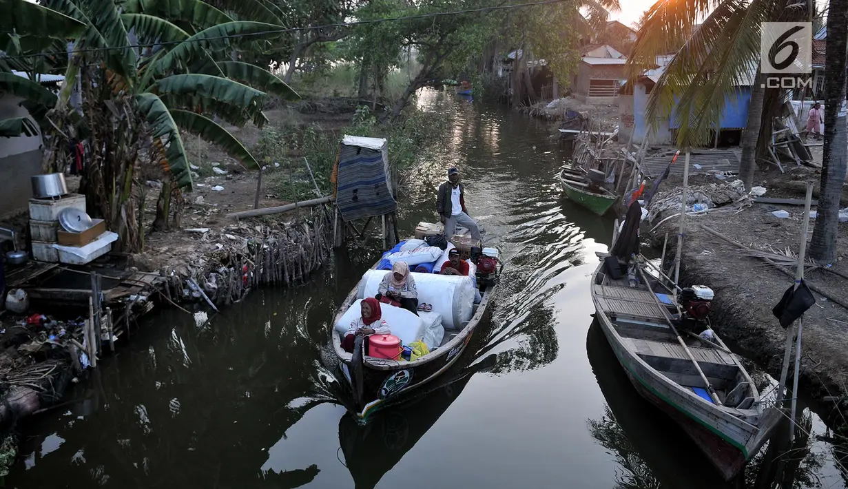 Warga Muara Beting menggunakan perahu tradisional dalam beraktivitas. Saat ini di Kampung Beting banyak dijumpai rumah-rumah rusak tak berpenghuni serta sarana umum seperti masjid dan dua gedung sekolah dasar rusak dan kotor. (merdeka.com/Iqbal S Nugroho)