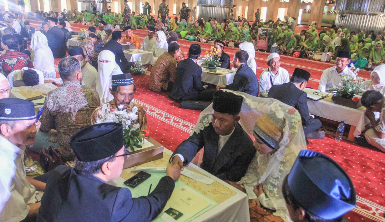 Puluhan pasangan pengantin saat mengikuti Isbat nikah massal 2025 di Mesjid Istiqlal, Jakarta, Rabu (3/12/2025). Masjid Istiqlal Jakarta melakukan kegiatan Nikah Massal Gratis yang diikuti 51 pasangan. (merdeka.com/Arie Basuki)