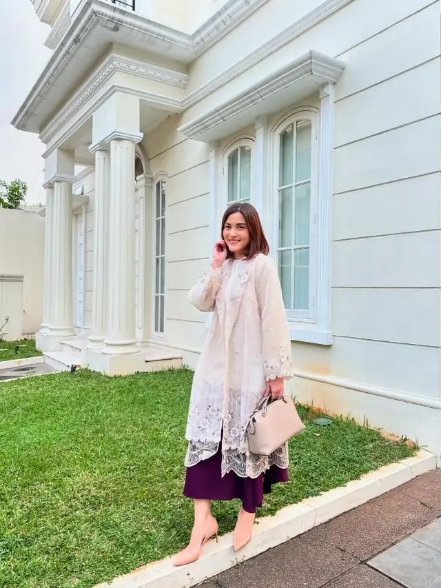 Potret Samanta Elsener dengan Busana Putih