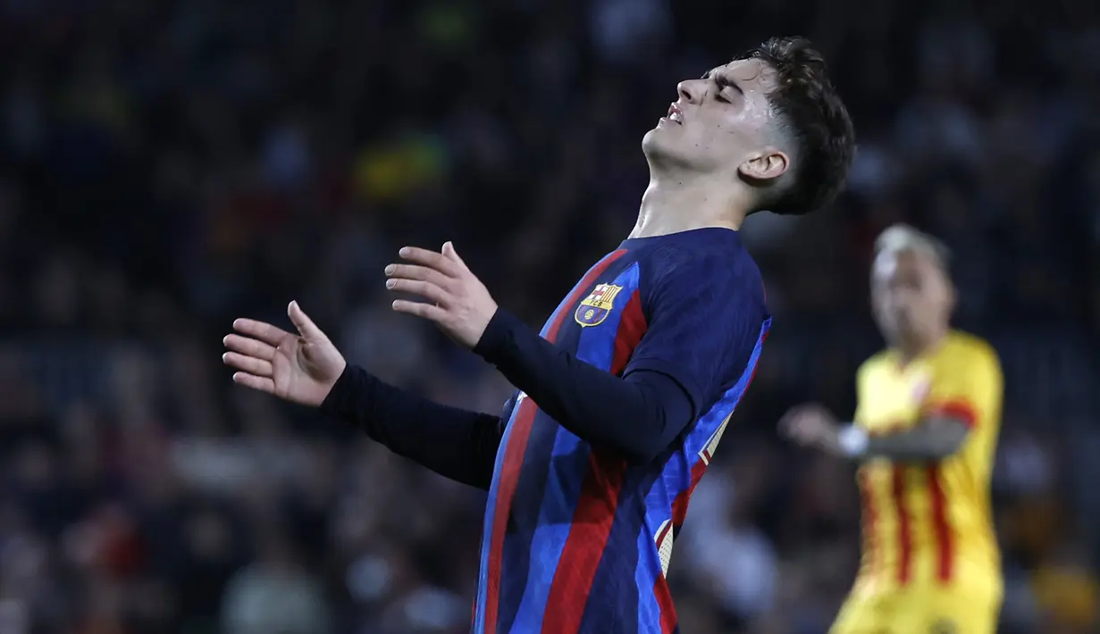 Reaksi kecewa gelandang Barcelona, Gavi setelah membuang kesempatan mencetak gol di depan gawang Girona pada laga lanjutan pekan ke-28 Liga Spanyol 2022/2023 di Camp Nou Stadium, Barcelona, Selasa (11/4/2023) dini hari WIB. (AP Photo/Joan Monfort)