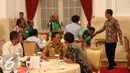 Presiden Joko Widodo bersalaman dengan tukang ojek sebelum acara makan siang di Istana Negara, Jakarta, Selasa (1/9/2015). Setidaknya ada 100 para pekerja di sektor transportasi yang diundang dalam jamuan tersebut. (Liputan6.com/Faizal Fanani)