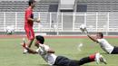 Kiper Timnas Indonesia, Muhammad Riyandi dan Andritany Ardhiyasa saat sesi latihan di Stadion Madya, Jakarta, Selasa, (18/2/2020). Untuk meningkatkan performa kiper, Shin Tae-yong menambah porsi waktu latihan. (Bola.com/M Iqbal Ichsan)