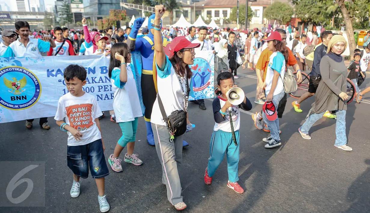 Seorang anak berorasi saat saat ikut aksi Hari Anak Nasional di Bundaran HI, Jakarta, Minggu (2/8/2015). Mereka mengajak anak-anak Indonesia untuk menjauhi narkoba. (Liputan6.com/Faizal Fanani)