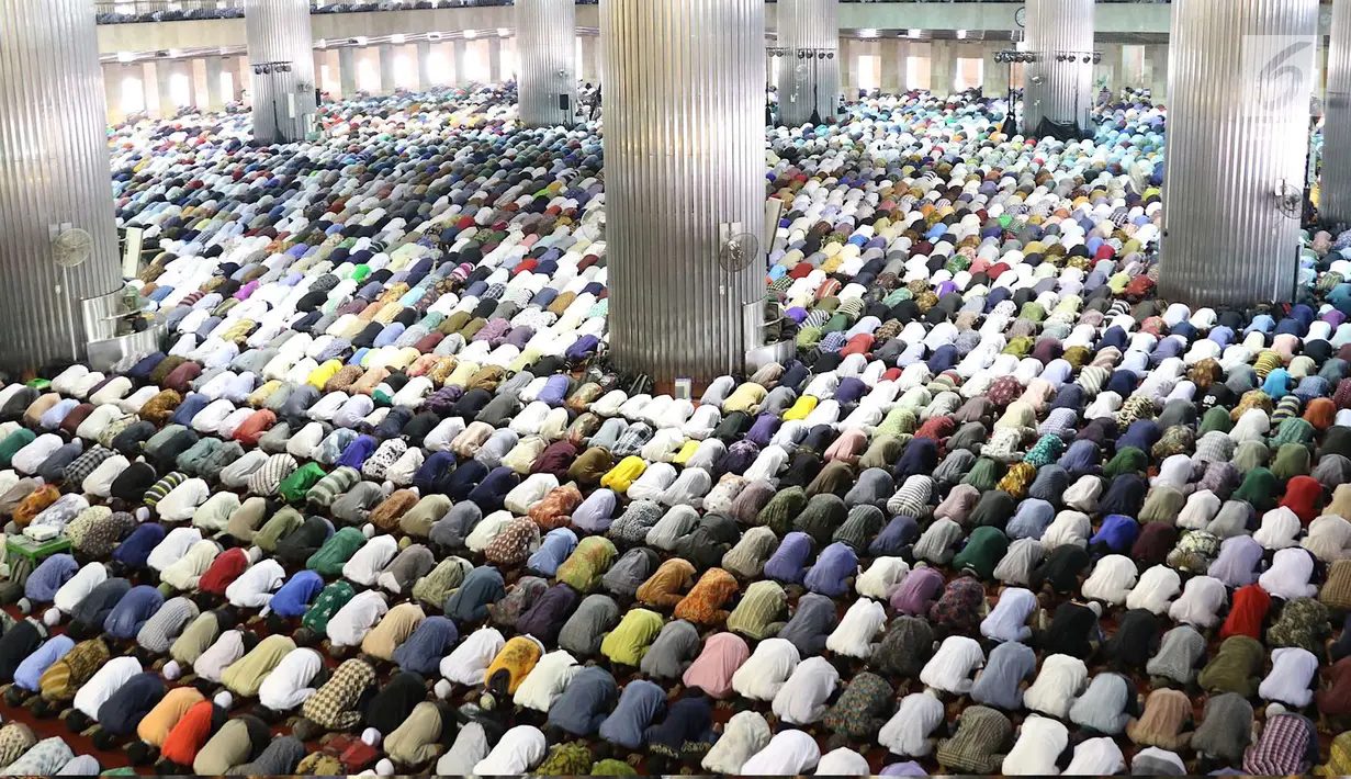 Umat muslim melaksanakan salat Jumat pertama pada bulan Ramadan 1439 H di Masjid Istiqlal, Jakarta, Jumat (18/5). Masjid Istiqlal selalu dipenuhi jamaah pada Shalat Jumat ketika bulan suci Ramadan. (Liputan6.com/Immanuel Antonius)