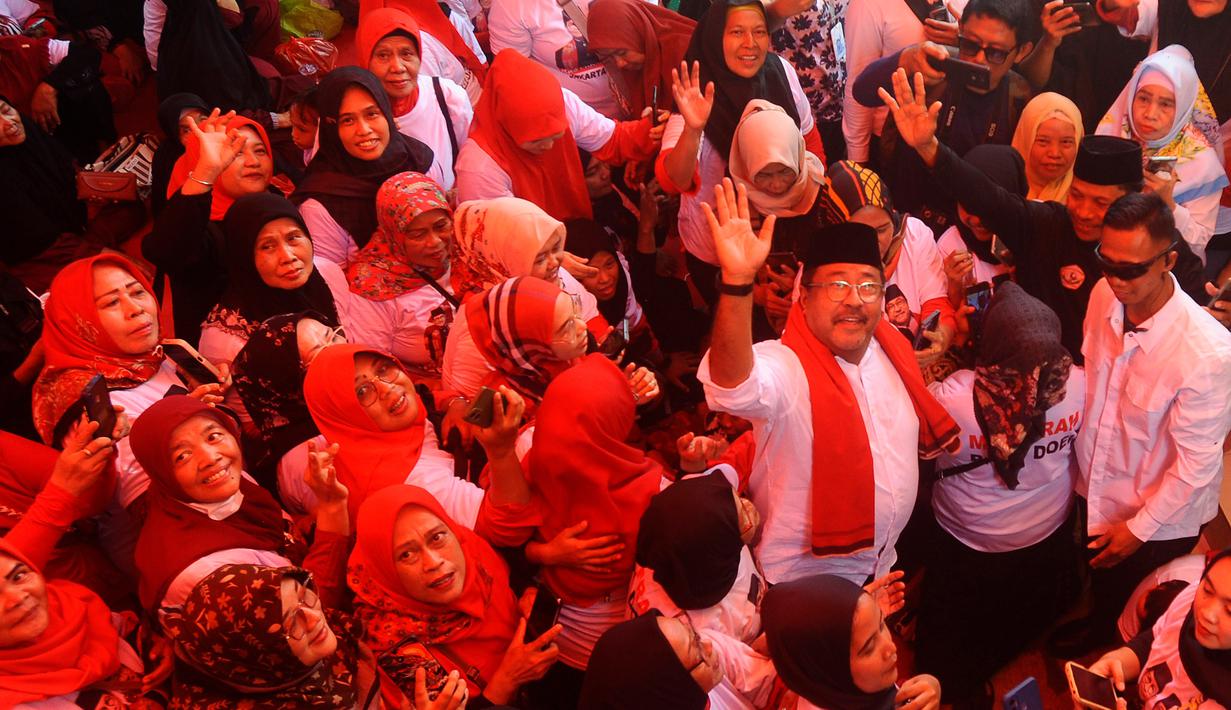 Calon wakil gubernur Jakarta nomor urut 3, Rano Karno “Si Doel” saat melakukan kampanye Pilkada DKI Jakarta 2024 di kawasan Lenteng Agung, Jakarta Selatan, Kamis (26/9/2024). (merdeka.com/Arie Basuki)
