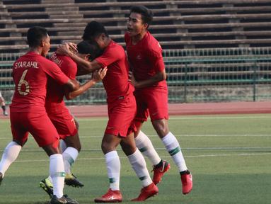 Pemain Timnas Indonesia U-22, merayakan gol yang dicetak oleh M Luthfi Kamal ke gawang Vietnam pada laga Piala AFF U-22 2019 di Olympic Stadium, Phnom Penh, Kamboja, Minggu (24/2/2019). Indonesia menang 1-0 atas Vietnam. (Bola.com/Zulfirdaus Harahap)