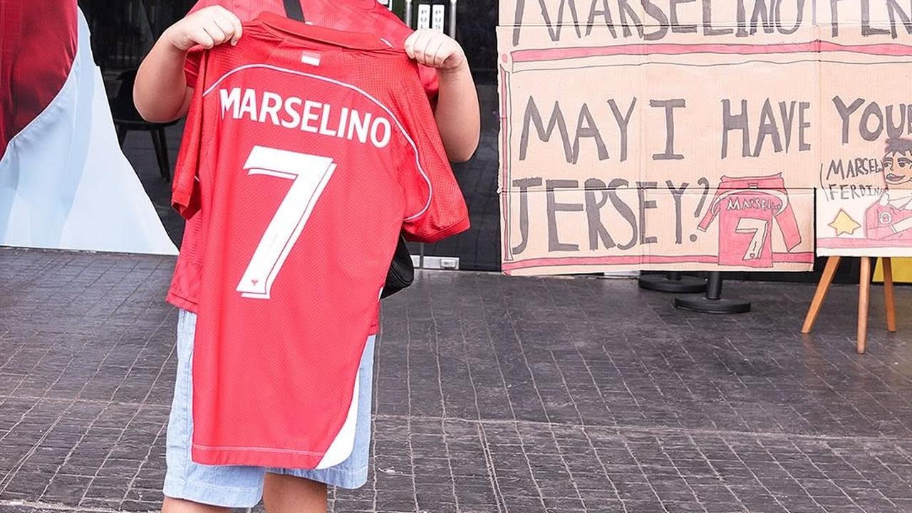 Senyum Bahagia Bocah Fans Marselino, Dapat Jersey Impian Usai Viral Kaos dari Sang Idola Dibawa Kabur Penonton di GBK