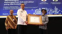 Mbah Sadiman terima penghargaan BNPB di Graha BNPB, Jakarta, Kamis (1/8/2019) atas dedikasinya menyulap bukit gersang menjadi hijau. (Dok Badan Nasional Penanggulangan Bencana/BNPB).